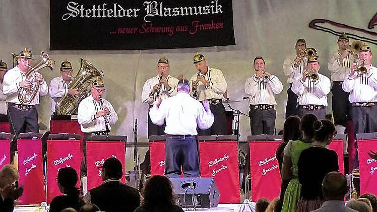 Stilecht mit Pickelhauben präsentierte die Kapelle "Wilfried Rösch und seine Böhmischen Freunde"ein buntes Potpourri aus verschiedenen Märschen.  Foto: Christian Ziegler