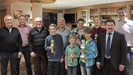 Beim Kleintierzuchtverein Wei&szlig;enbrunn wurden die Vereinsmeister und Jugendmeister geehrt (v.&nbsp;l.): Bernd O&szlig;mann, stellvertretender Vorsitzender Marco O&szlig;mann, Erwin Limmer, Niklas Schwarz, Dieter Schmidt, Benedikt O&szlig;mann, Marc Bauer, Maximilian O&szlig;mann, Max Ruppert, Fritz Bauer und Vorsitzender Klaus Ruppert.  Foto: Marion Ruppert