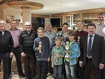Beim Kleintierzuchtverein Weißenbrunn wurden die Vereinsmeister und Jugendmeister geehrt (v. l.): Bernd Oßmann, stellvertretender Vorsitzender Marco Oßmann, Erwin Limmer, Niklas Schwarz, Dieter Schmidt, Benedikt Oßmann, Marc Bauer, Maximilian Oßmann, Max Ruppert, Fritz Bauer und Vorsitzender Klaus Ruppert.  Foto: Marion Ruppert