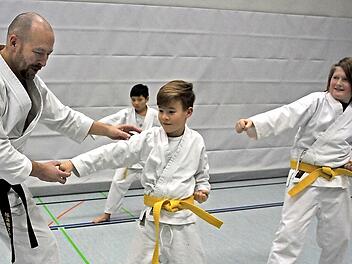 Karatemeister Thorsten Schmidt gibt seine Erfahrung an den Nachwuchs weiter.  Foto: Andreas Schmitt