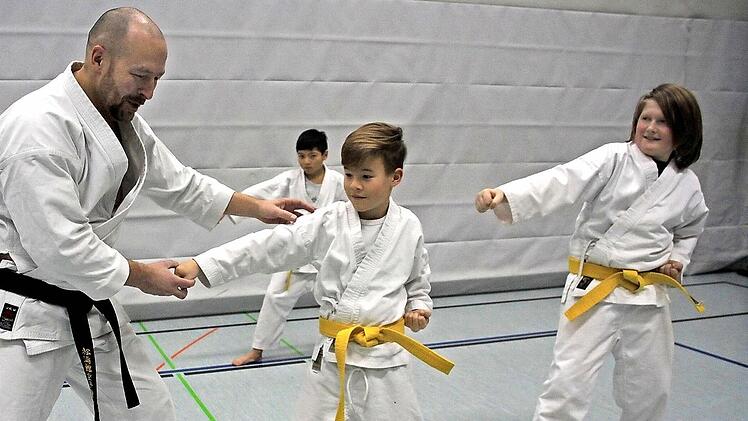 Karatemeister Thorsten Schmidt gibt seine Erfahrung an den Nachwuchs weiter.  Foto: Andreas Schmitt