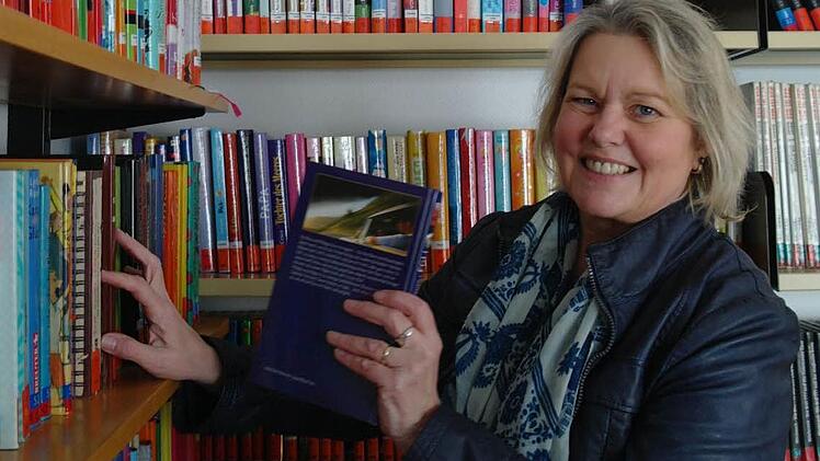 Birgit Hanke ist eine von drei Ehrenamtlichen, die sich um die Bücherei kümmern. Foto: Stephanie Elm