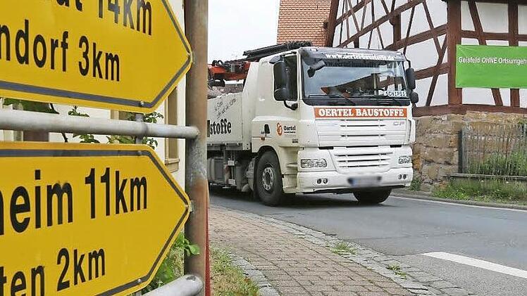 "Geisfeld ist ohne Ortsumgehung unattraktiv" steht auf dem Plakat, mit dem die Geisfelder ihren Unmut Luft machen.  Foto: Werner Baier