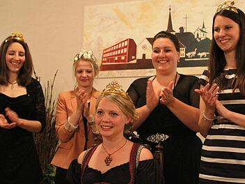 Strahlen bei der Krönung um die Wetter: Die neue Weinprinzessin Mirjam I., dahinter (von links) Marlene Büttner, Antonia Müller, Irina Neder und Christina Schneider. Foto: Werner Vogel