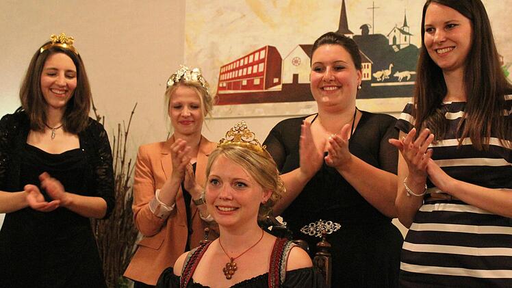 Strahlen bei der Krönung um die Wetter: Die neue Weinprinzessin Mirjam I., dahinter (von links) Marlene Büttner, Antonia Müller, Irina Neder und Christina Schneider. Foto: Werner Vogel