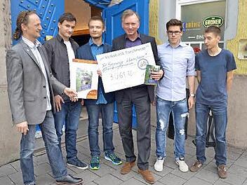 Große Freude bei Christian Springer (Mitte), als er den Scheck von den Schülern und ihrem Lehrer Markus Denk entgegennahm. Foto: privat