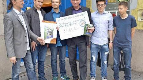 Große Freude bei Christian Springer (Mitte), als er den Scheck von den Schülern und ihrem Lehrer Markus Denk entgegennahm. Foto: privat