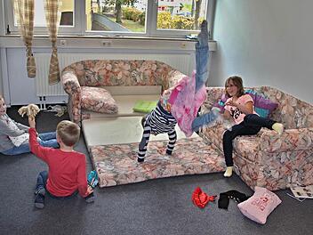 Ecken zum Ruhen oder Rumtoben, je nach Lust und Laune der Kinder, gibt es auch im vorübergehenden Domizil der Mittagsbetreuung. Foto: Helmut Will