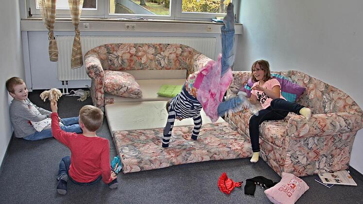 Ecken zum Ruhen oder Rumtoben, je nach Lust und Laune der Kinder, gibt es auch im vorübergehenden Domizil der Mittagsbetreuung. Foto: Helmut Will