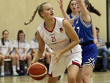 Magdalena Landwehr (l.) ist eine der vielseitig einsetzbaren Spielerinnen der DJK Brose Bamberg. Sie geh&ouml;rt bei den Damen- und M&auml;dchenteams zu den Leistungstr&auml;gerinnen. Hier l&auml;sst sie in der WNBL-Partie in der Baskidhall der W&uuml;rzburgerin Sophie Sarah Pascu keine Chance. Foto: sportpress