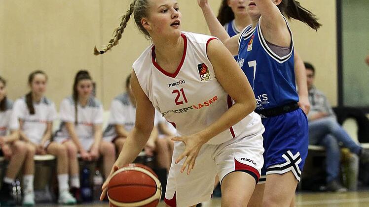 Magdalena Landwehr (l.) ist eine der vielseitig einsetzbaren Spielerinnen der DJK Brose Bamberg. Sie geh&ouml;rt bei den Damen- und M&auml;dchenteams zu den Leistungstr&auml;gerinnen. Hier l&auml;sst sie in der WNBL-Partie in der Baskidhall der W&uuml;rzburgerin Sophie Sarah Pascu keine Chance. Foto: sportpress