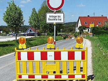 Im Gemeindeteil Wüstenstein ist die Hauptstraße gesperrt.  Foto: hl