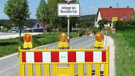 Im Gemeindeteil Wüstenstein ist die Hauptstraße gesperrt.  Foto: hl