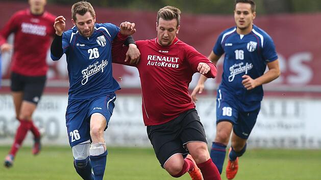 Landesliga-Knipser Marco M&uuml;ller (Mitte) will k&uuml;rzer treten und schn&uuml;rt die Fu&szlig;ballschuhe k&uuml;nftig nicht mehr f&uuml;r die "Spieli" sondern f&uuml;r den SC Oberreichenbach, der diesen K&ouml;nigstransfer feiert. Foto: Sportfoto Zink/Archiv