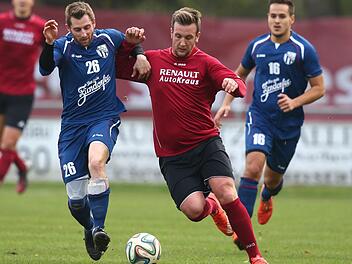 Landesliga-Knipser Marco M&uuml;ller (Mitte) will k&uuml;rzer treten und schn&uuml;rt die Fu&szlig;ballschuhe k&uuml;nftig nicht mehr f&uuml;r die "Spieli" sondern f&uuml;r den SC Oberreichenbach, der diesen K&ouml;nigstransfer feiert. Foto: Sportfoto Zink/Archiv