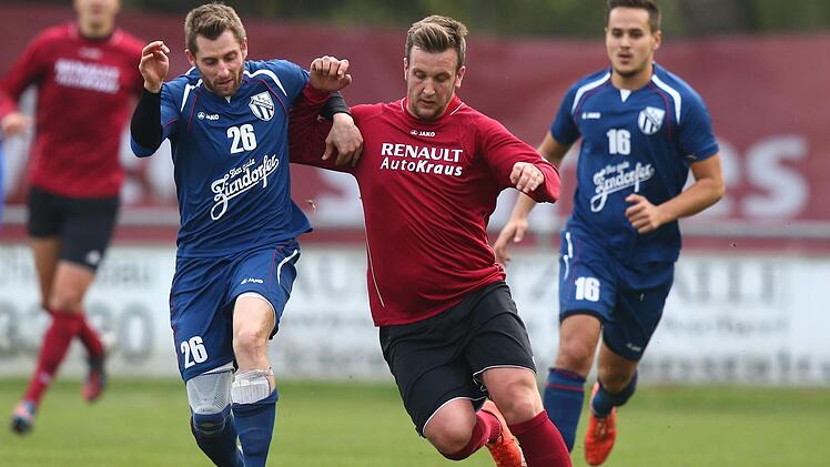 Landesliga-Knipser Marco M&uuml;ller (Mitte) will k&uuml;rzer treten und schn&uuml;rt die Fu&szlig;ballschuhe k&uuml;nftig nicht mehr f&uuml;r die "Spieli" sondern f&uuml;r den SC Oberreichenbach, der diesen K&ouml;nigstransfer feiert. Foto: Sportfoto Zink/Archiv