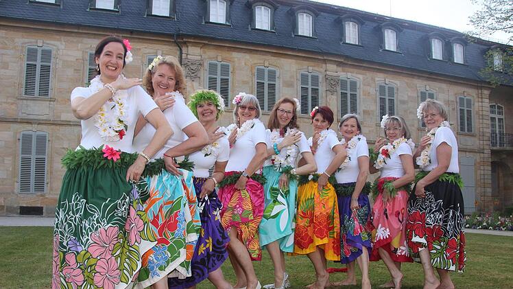 Hula ist genau ihr Ding: Karen, Petra, Sybille, Ingrid, Gruppenleiterin Gisela Sprengler, Martina,Cornelia, Elke und Gabi. Foto: Diana Fuchs