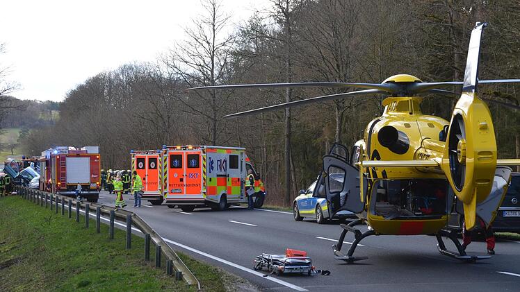 Auf der Staatsstra&szlig;e 2291 im Landkreis Bad Kissingen kam es am Sonntag zu einem t&ouml;dlichen Verkehrsunfall. Foto:  Peter Rauch