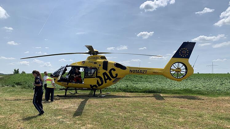 Steinsfeld: Lastwagen kommt von Stra&szlig;e ab und kippt um