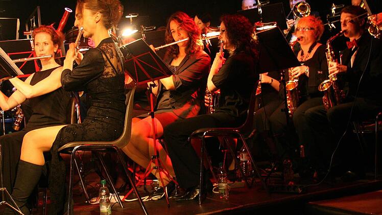 Festlich, sexy und vor allem mit herrlicher Musik präsentierte sich das sinfonische Blasorchester Kasendorf. Fotos: Sonja Adam