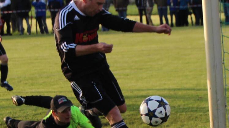 Glück hat der Kirchschönbach/Prichsenstädter Keeper Christian Lorey, dass nach seinem Fehler Steffen Feth die Kugel noch von der Torlinie schlagen kann.