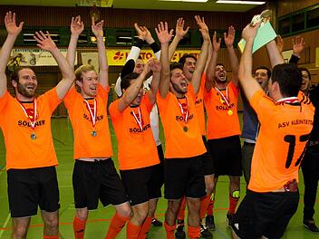 Groß war der Jubel bei den Spielern des ASV Kleintettau nach dem Gewinn der Kreismeisterschaft. Im Bild (von links) Benjamin Walter, Tobias Wagner, Altan Yürük, Manuel Fröba (dahinter), Yakub Karapinar, Daniel Deuerling, Coskun Kobal, Ibrahim Iskender, Ensar Karapinar und Alper Yürük (Nr. 17). Fotos: Heinrich Weiß