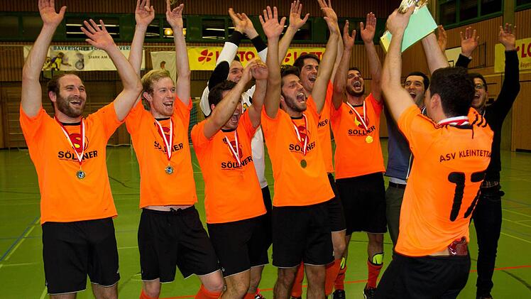 Groß war der Jubel bei den Spielern des ASV Kleintettau nach dem Gewinn der Kreismeisterschaft. Im Bild (von links) Benjamin Walter, Tobias Wagner, Altan Yürük, Manuel Fröba (dahinter), Yakub Karapinar, Daniel Deuerling, Coskun Kobal, Ibrahim Iskender, Ensar Karapinar und Alper Yürük (Nr. 17). Fotos: Heinrich Weiß