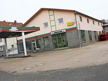 Seit rund zwei Jahren steht die Tankstelle in Ebensfeld leer. Ob hier wieder Benzin verkauft werden kann, ist offen. Fotos: Tobias Kindermann