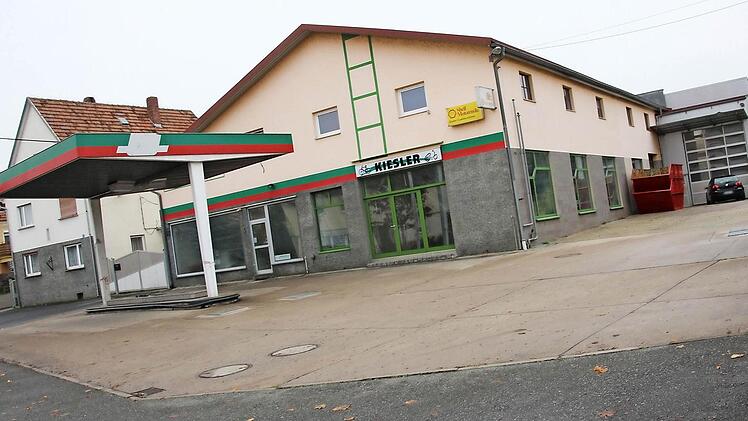 Seit rund zwei Jahren steht die Tankstelle in Ebensfeld leer. Ob hier wieder Benzin verkauft werden kann, ist offen. Fotos: Tobias Kindermann
