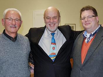 Der Kreisvorsitzende der Europa-Union, Michael Peter (Mitte), mit dem bisherigen Schatzmeister Georg Moser (links) und seinem Nachfolger Andreas Rug.  Foto: Sigismund von Dobschütz