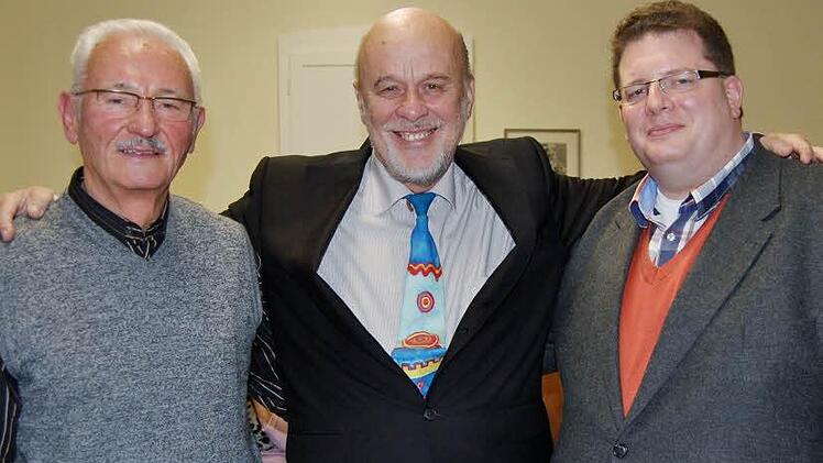 Der Kreisvorsitzende der Europa-Union, Michael Peter (Mitte), mit dem bisherigen Schatzmeister Georg Moser (links) und seinem Nachfolger Andreas Rug.  Foto: Sigismund von Dobschütz