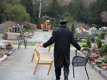 Vorbereitung für eine Beerdigung am Alten Forchheimer Friedhof. Insgesamt gibt es auf den sechs Forchheimer Friedhöfen 12 800 Grabstellen mit 2000 unbelegten Gräbern. Foto: Ekkehard Roepert