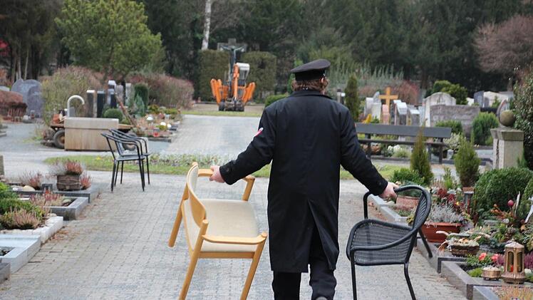 Vorbereitung für eine Beerdigung am Alten Forchheimer Friedhof. Insgesamt gibt es auf den sechs Forchheimer Friedhöfen 12 800 Grabstellen mit 2000 unbelegten Gräbern. Foto: Ekkehard Roepert