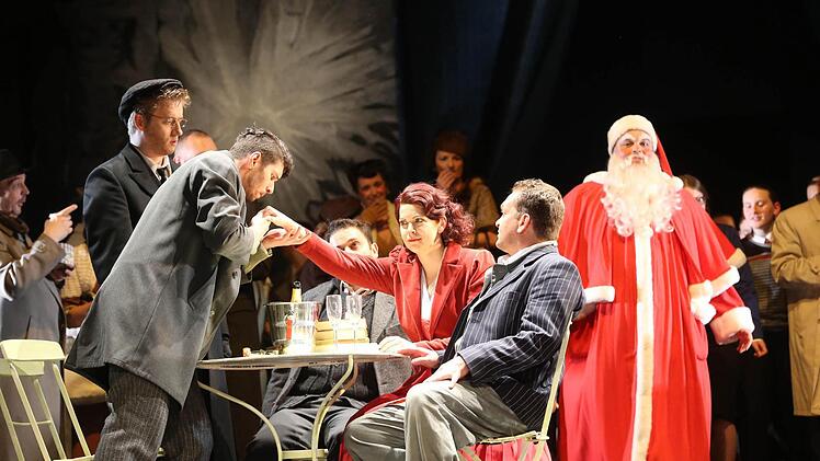 Szene aus der Neuinszenierung von "La Bohème" am Landestheater CoburgFoto: Henning Rosenbusch