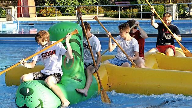 Balance im Wasser: Die jungen "Ausdauersportler II" der SG Eltmann gewannen das Doggy-Rennen im Eltmanner Freibad.  Fotos: Günther Geiling