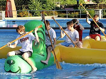 Balance im Wasser: Die jungen "Ausdauersportler II" der SG Eltmann gewannen das Doggy-Rennen im Eltmanner Freibad.  Fotos: Günther Geiling