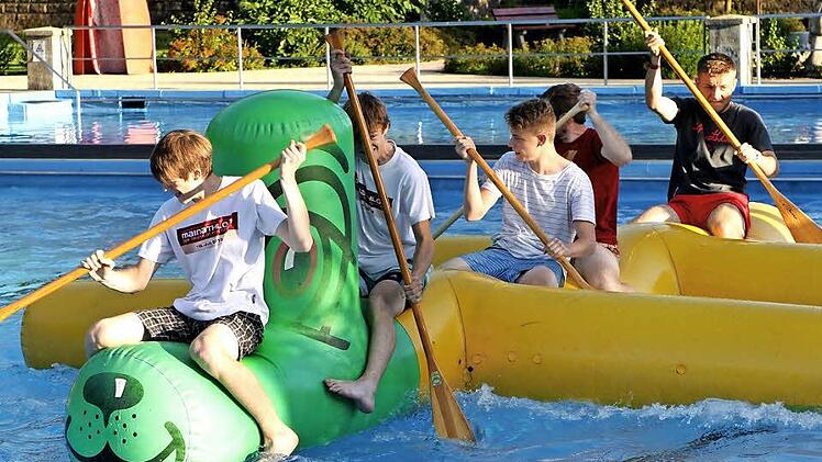 Balance im Wasser: Die jungen "Ausdauersportler II" der SG Eltmann gewannen das Doggy-Rennen im Eltmanner Freibad.  Fotos: Günther Geiling