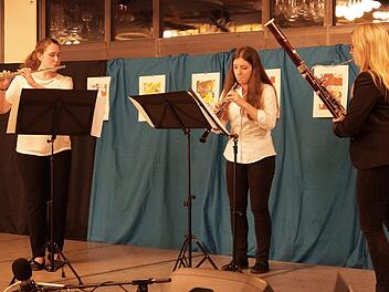 Einen echten Höhepunkt des Konzertabends boten Katharina Lauer (Querflöte), Sabrina Buckreus (Oboe) und Sarah Buckreus (Q12, Fagott) mit Jacques Widerkehrs "Allegro".  Foto: mts