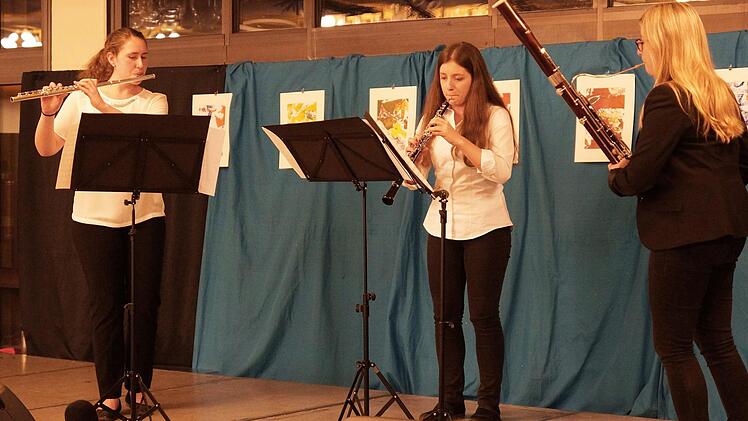 Einen echten Höhepunkt des Konzertabends boten Katharina Lauer (Querflöte), Sabrina Buckreus (Oboe) und Sarah Buckreus (Q12, Fagott) mit Jacques Widerkehrs "Allegro".  Foto: mts