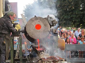 Wie glühendheiße Lava zischte die flüssige Bronze in die Form.   Winfried Ehling