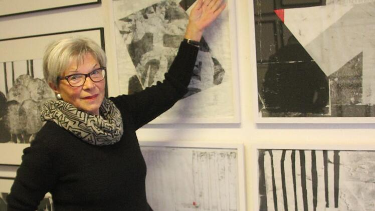 Waltraud Scheidel vor ihrer Monotypien-Werkgruppe "Kontraste" Fotos: R&uuml;diger Klein