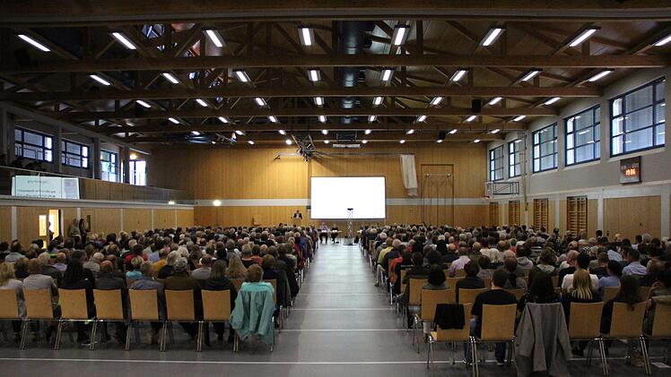 Die Schlossberghalle war zur Bürgerversammlung voll. Benedikt Borst