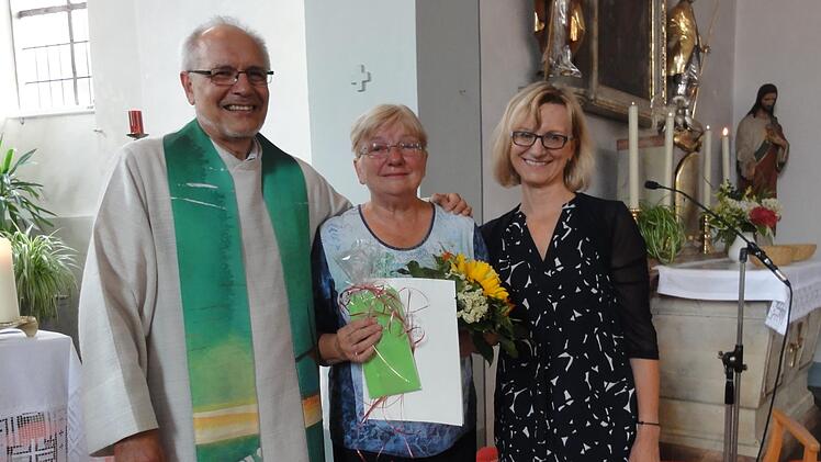 Pfarrer Edwin Ziegler (links) und Pfarrgemeinderatsvorsitzende Rosi Bollwein (rechts)) dankten Maria Müller  für 50 Jahre Organistendienst.Wolfgang Wimmel