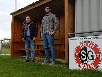 Der Ex-Vorsitzende Andre Heinz (links, 49) und der aktuelle Vorsitzende Daniel Vonbrunn (29) stehen vor der Mannschaftsbank auf dem Sportplatz in Fassoldshof.  Fotos: Udo Schilling