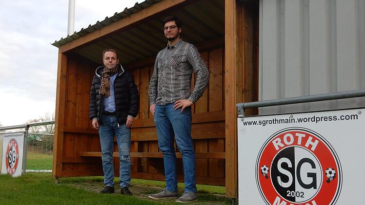 Der Ex-Vorsitzende Andre Heinz (links, 49) und der aktuelle Vorsitzende Daniel Vonbrunn (29) stehen vor der Mannschaftsbank auf dem Sportplatz in Fassoldshof.  Fotos: Udo Schilling