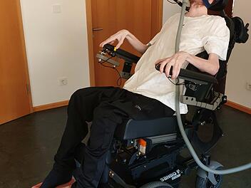 Jürgen Keller ist endlich wieder mobil. Via Joystick und Monitor kann er seinen elektrischen Spezial-Rolli selbst steuern.