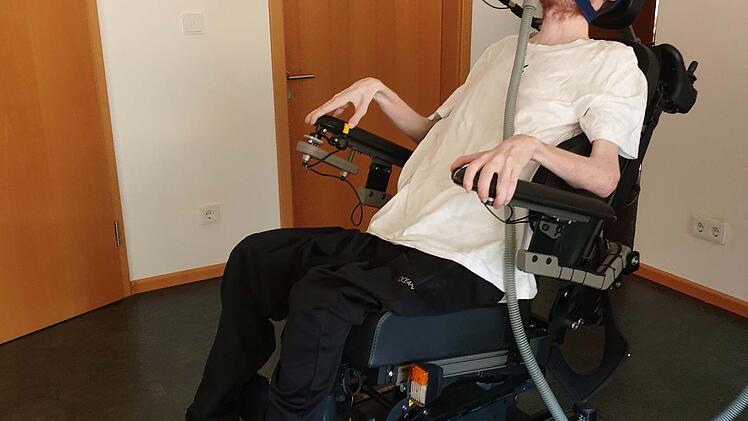 Jürgen Keller ist endlich wieder mobil. Via Joystick und Monitor kann er seinen elektrischen Spezial-Rolli selbst steuern.