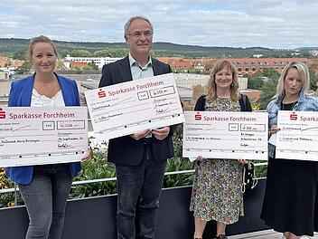 Über die Spenden von jeweils 6000 Euro freuten sich (v. l.) Hanna Fertl vom Ronald-McDonald-Haus in Erlangen, Roland Philipps vom Löhe-Kinderhaus Erlangen, Claudia Kroninger vom Kinderhaus Am Röthelheimpark sowie Claudia Uhlig vom Jugendhaus der S...