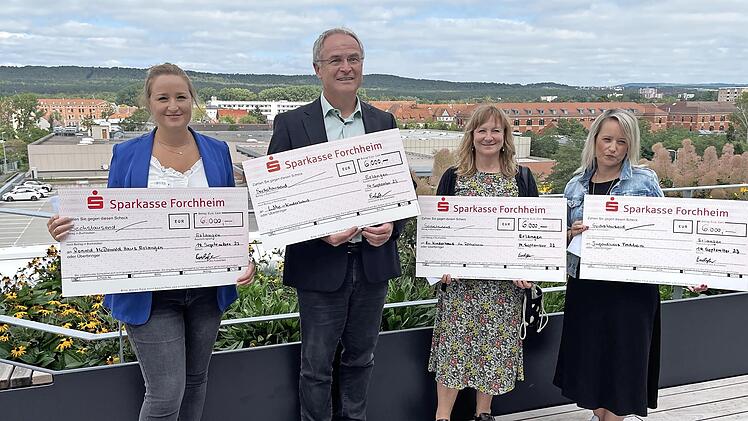 Über die Spenden von jeweils 6000 Euro freuten sich (v. l.) Hanna Fertl vom Ronald-McDonald-Haus in Erlangen, Roland Philipps vom Löhe-Kinderhaus Erlangen, Claudia Kroninger vom Kinderhaus Am Röthelheimpark sowie Claudia Uhlig vom Jugendhaus der S...