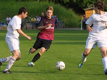 Die Untersteinbacher Giorgios Tsaridis (links) und Torsten Fenzlein (rechts), hier   gegen  den Ebracher Robert Bindig,  stehen  mit ihrem Team gegen den TV Königsberg vor einer hohen  Hürde.